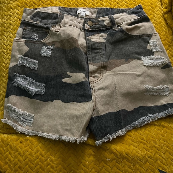 Easel camo shorts worn maybe once.  Size medium - Picture 2 of 2